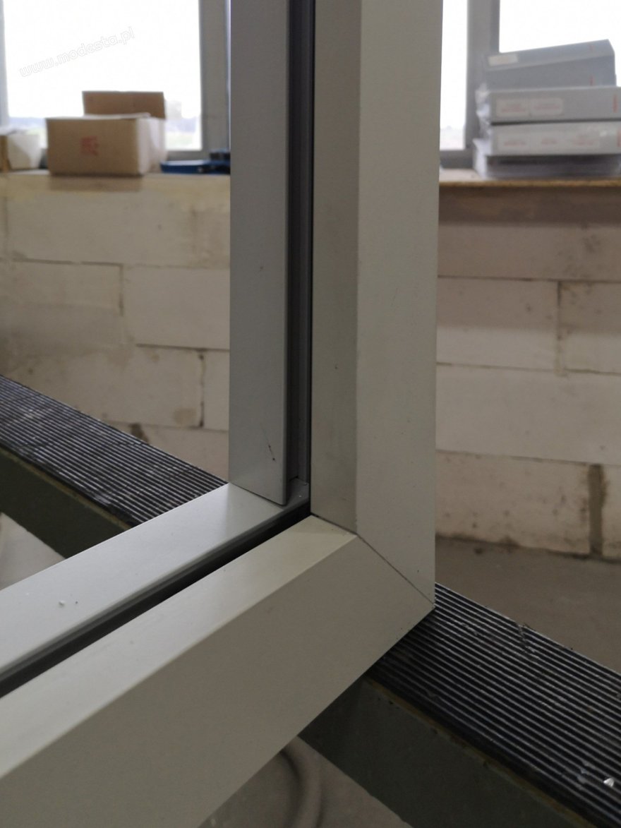 Narożnik aluminiowej ramy z przeszkleniem